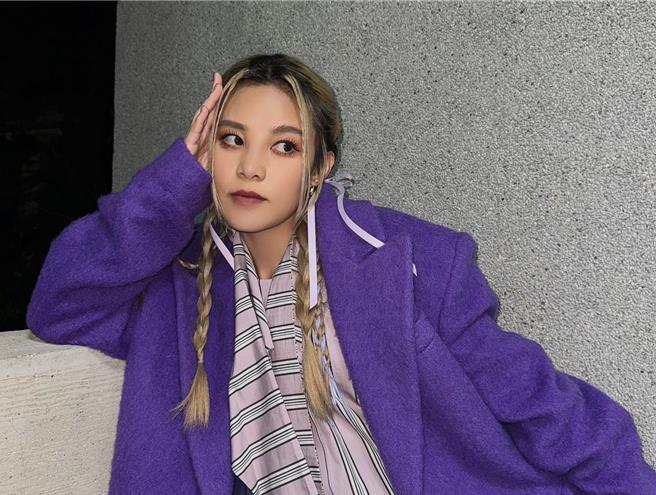 李佳欢前阵子感冒一个月。（华纳音乐提供）