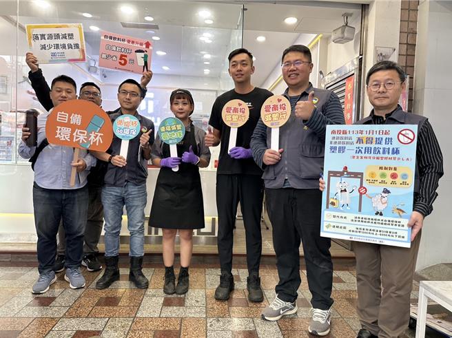 南投縣環保局稽查禁用1次性塑膠杯執行狀況，肯定業者都符合規範。曾雪蒨攝