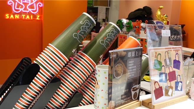 113年元旦起各冷飲店禁用1次性塑膠杯，須改以紙杯或自行攜帶環保杯，否則最重依法可開罰6000元。南投縣政府提供