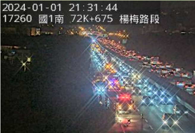 消防隊在現場將火勢撲滅，正在收拾裝備。（翻攝國道1968）