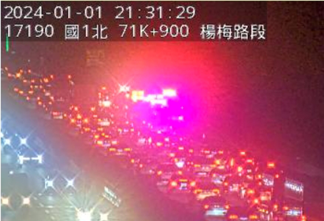 消防隊在現場將火勢撲滅，正在收拾裝備。（翻攝國道1968）