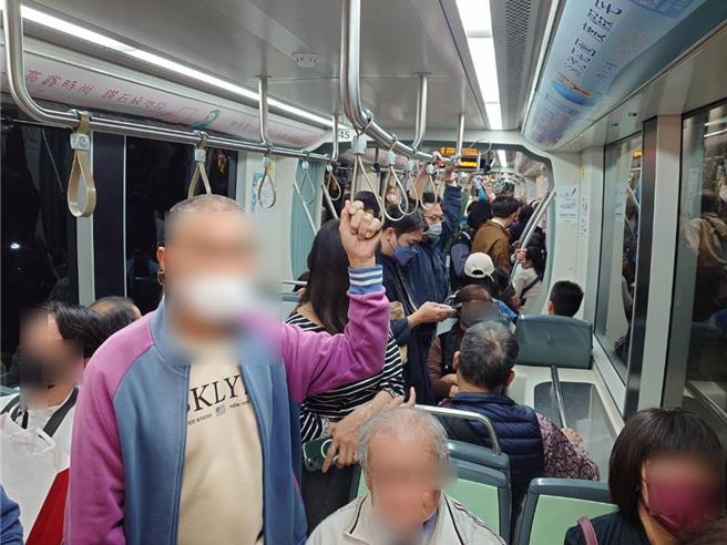 轻轨列车上挤满人潮，体验「绕圈圈」的圆型路网。（任义宇摄）