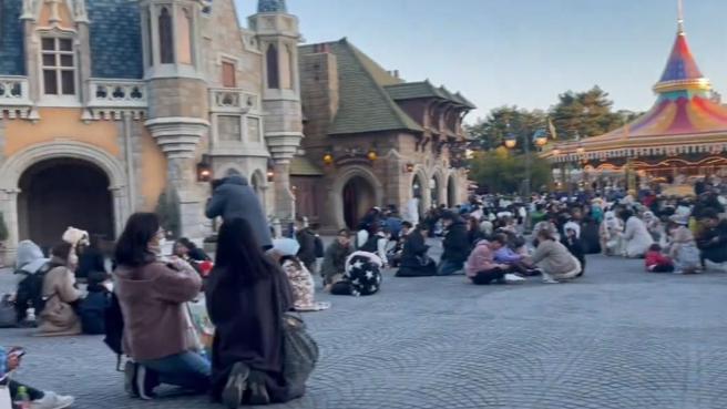 地震發生時，東京迪士尼的遊客立刻在原地蹲坐。（圖／翻攝自@gararunomaltusu的X平台）