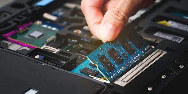 展望2024年，業者樂估，大廠產能擴張仍屬節制，記憶體報價將維持上漲趨勢不變。圖／freepik