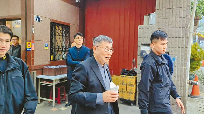 民眾黨總統候選人柯文哲（前中）昨赴基隆市長謝國樑父親的靈堂獻花致意，被問及民眾黨基隆市安樂區主任劉韋巡退黨一事，他不發一語快步上車離去。（張志康攝）