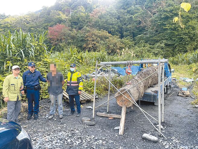 宜蘭縣警方前天深夜於蘭陽溪河床發現藏匿一塊長3.8公尺、直徑0.64公尺的紅檜貴重木，經暗夜埋伏逮捕38歲李姓嫌犯，並在李嫌車上起出檜木、安非他命，全案依侵占罪及毒品危害防制條例移送偵辦。（警方提供／吳佩蓉宜蘭傳真）