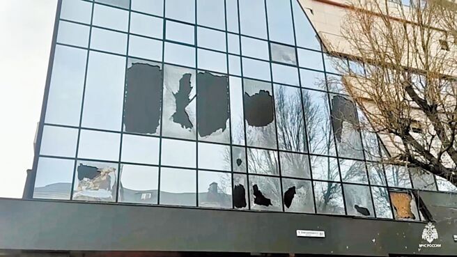 这张俄罗斯紧急情况部12月30日发布的视频截图显示，俄罗斯贝尔哥罗德市的建筑在袭击中受损。（新华社）