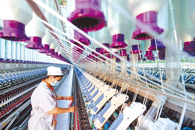 大陆经济专家张燕生展望新的一年，认为中国经济当前最重要的问题是内需不足，示警2024年中国经济将比2023年难度更大。图为山东纺织工厂的员工作业。（新华社）