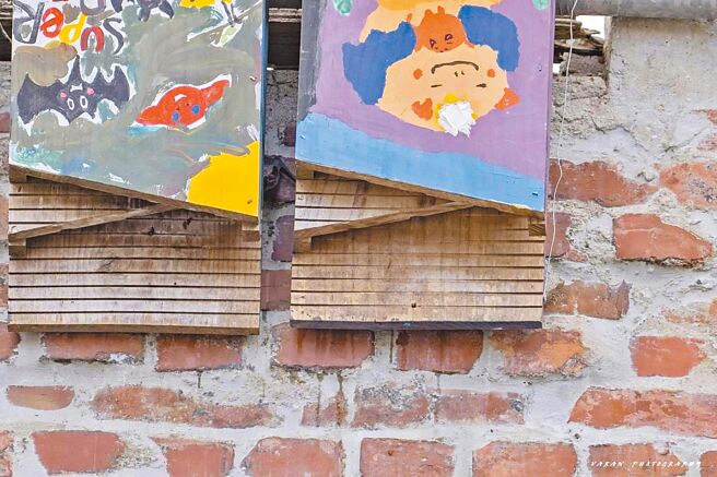 為了讓霜毛蝠成功寄居，新竹市政府於六燃廠大煙囪旁掛設人工巢箱，去年調查發現霜毛蝠大量利用蝙蝠屋。（新竹市政府提供／王惠慧新竹傳真）