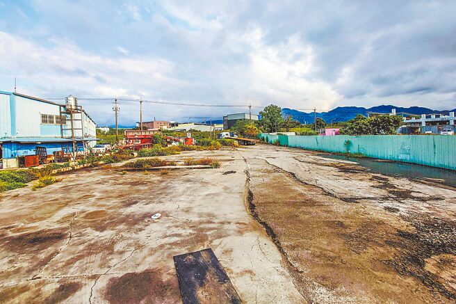 新竹縣政府打造「竹東客家文化大禾埕計畫」，被占用的預定地，業主拆屋還地，客委會核定5.5億執行，預計2024年初完成發包作業。（羅浚濱攝）