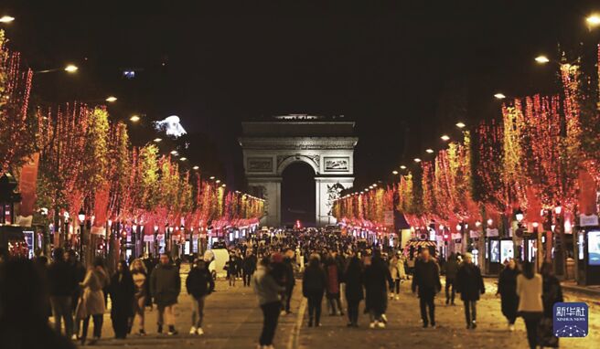 法國十七世紀末，產生了將富人納稅議題連結到不只要保護窮人、也要保護具生產力之階級的經濟論點。圖為法國民眾走在巴黎香榭麗舍大道上。（新華社）