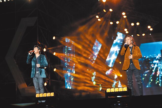 尤秋兴（左）、顏志琳在桃园跨年晚会打头阵献唱。（年代提供）