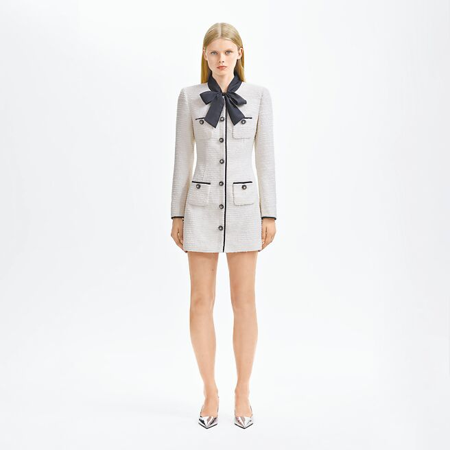 Self-Portrait黑白色系斜紋軟呢連身洋裝。（Self-Portrait提供）