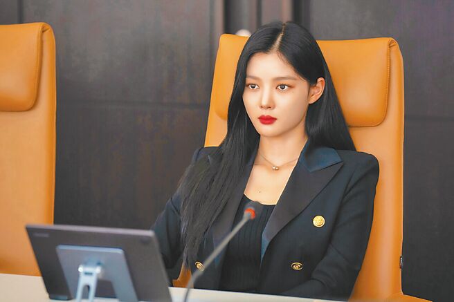 金裕貞在《與惡魔有約》穿BALMAIN套裝搭配香奈兒Coco Crush珠寶與J12腕表，讓角色更加鮮活。（摘自官網）