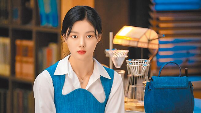 金裕貞穿Versace丹寧套裝，勾勒名媛千金氣質。（摘自官網）