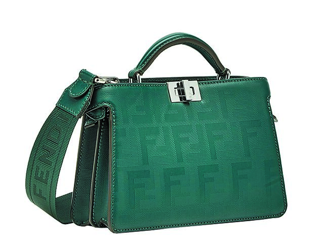 FENDI FF LOGO壓紋Peekaboo ISeeU X Cross包，11萬7800元。（FENDI提供）