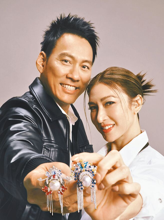 艾力克斯（左）和李詠嫻受邀拍攝JHENG珠寶形象照，兩人結婚逾20年，還是像熱戀中的情侶一般。（JHENG提供）