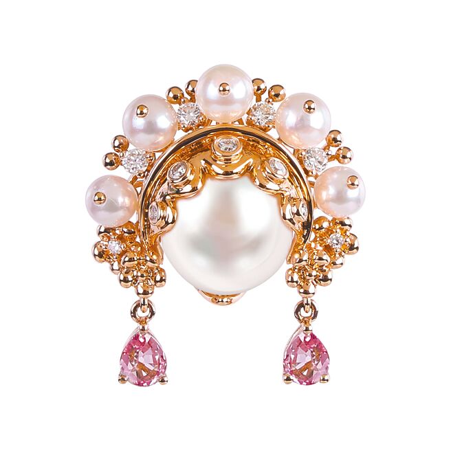 JHENG天然日本珍珠鑽石迷你臉譜，9萬2800元。（JHENG提供）