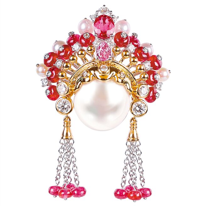 JHENG天然南洋珠鑽石迷你臉譜，20萬1600元。（JHENG提供）