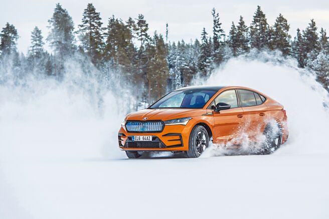 SKODA ENYAQ Coupe RS採双马达四轮驱动设定，本报在台试驾的版本具299hp/46.9kgm的最大动力输出，0-100km/h加速为6.5秒，据知Skoda Taiwan未来将引进车款的软体与电池管理系统双双升级，动力性能数据表现更高，令人期待。（SKODA提供）