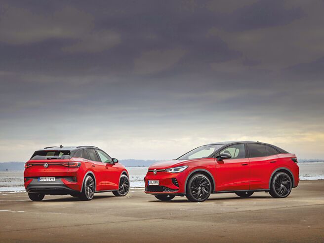 VW纯电性能车款ID.4 GTX（左）与ID.5 GTX两车外观主要的差别在车尾造型。（VW提供）