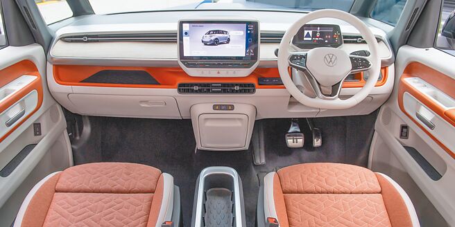 仪表控台配色与造型予人相当圆润柔和的舒适感。（台湾福斯商旅提供）