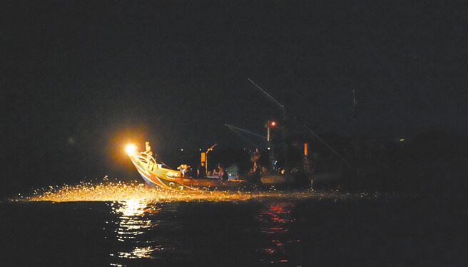 富吉268号是唯一仍在运作的磺火船。（杨提雅摄）