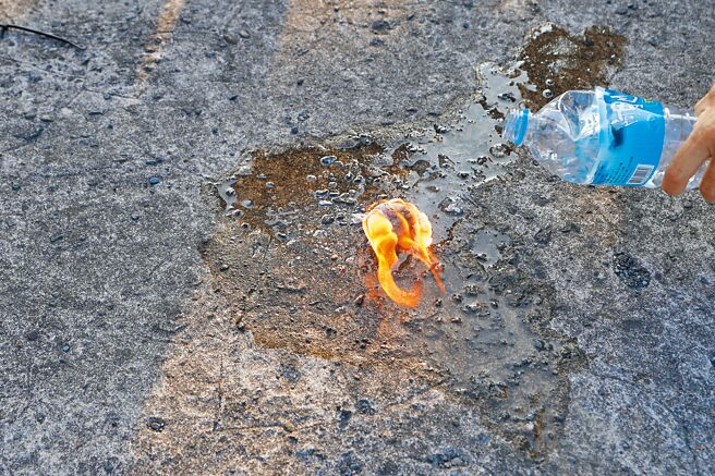 磺石遇水，火势反而增强。（杨婷雅摄）