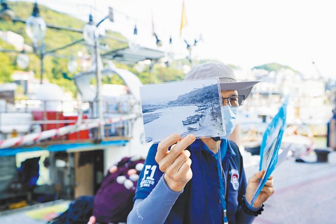 卓清松专业讲解磺港渔港人文歷史。（杨婷雅摄）