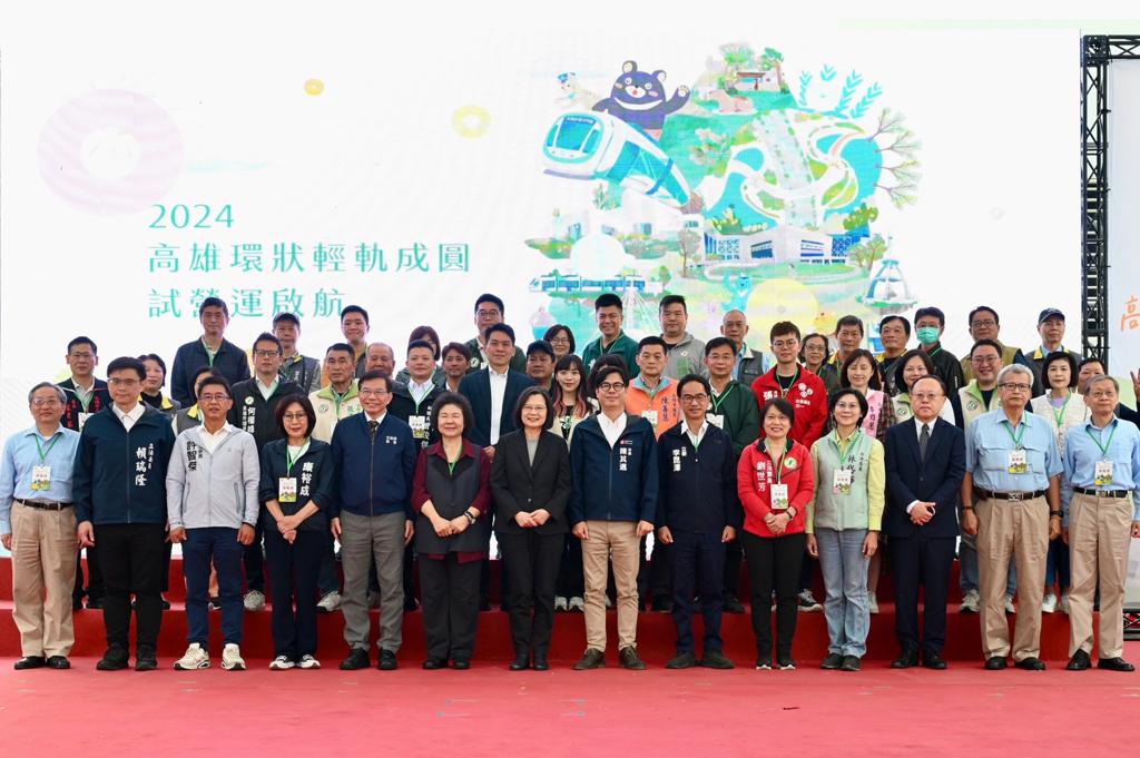 高雄輕軌成圓113年元旦日啟航，將免費試營運到2/25。 (圖片來源：高雄市政府提供)
