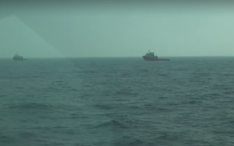 獨家》史上最近！大陸2拖船闖鵝鑾鼻外3海浬    海巡艦驅離對峙中