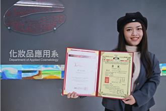 女大生罕病身高僅133公分！挑戰「有形」限制  創意服裝設計奪冠