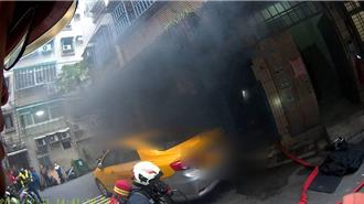 公寓竄黑煙消防緊急救出男子與毛小孩 疑因客廳延長線惹禍