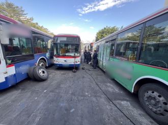 維修意外！公車氣壓避震器突爆裂 技師及司機受傷