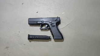 新北男亮槍討債 見警竟「棄賓士」落跑？偷返回開車GG了