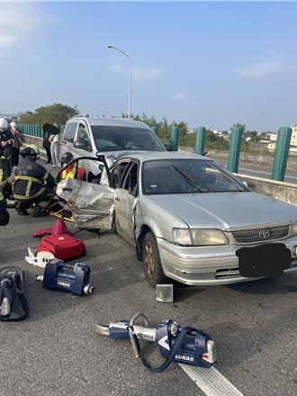 台72線箱型車追撞2車 3人受傷其中1人一度無生命跡象