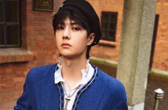 王一博舞台上踩到胸貼 真實反應成一票女星最尷尬時刻