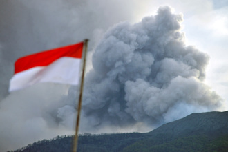 印尼東部火山噴發 政府疏散1172人