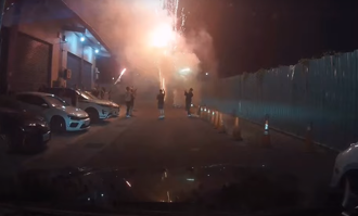 跨年夜遇「封街放炮」 他苦等90秒！網搖頭：不愧是猴子