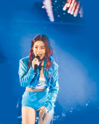 郭書瑤跨年嗨唱 打趣難得服裝有外套穿