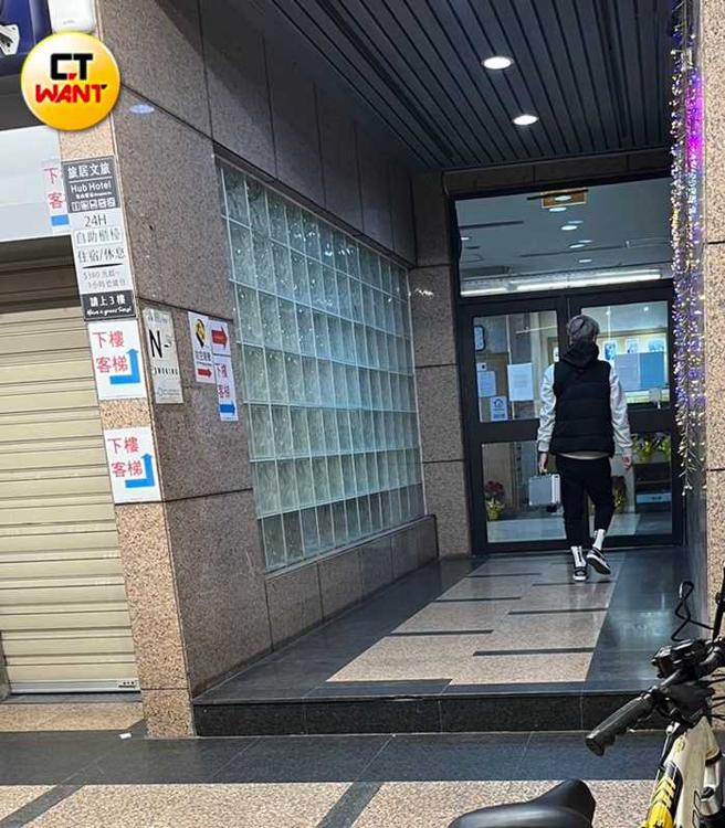 该栋楼墙边都贴着旅馆贴纸。（图／本刊娱乐组）