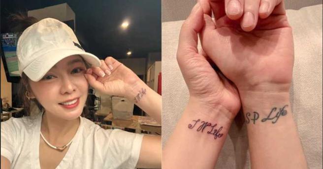 吴东谚、白家绮手腕上刺有对方的名字缩写。（图／翻摄自白家绮脸书）