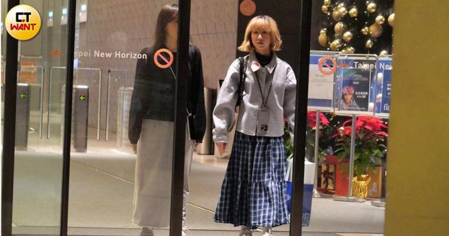 玛丽收工后步出大楼。（图／本刊摄影组）