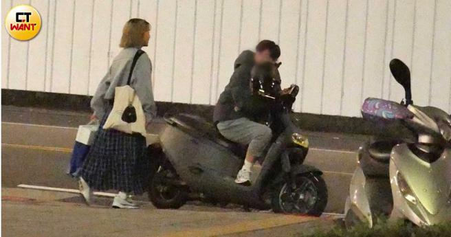 玛丽的新欢早已在路边等候多时要接她下班。（图／本刊摄影组）