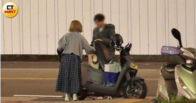 玛丽将大包小包的东西放在车厢及挂在车前。（图／本刊摄影组） 