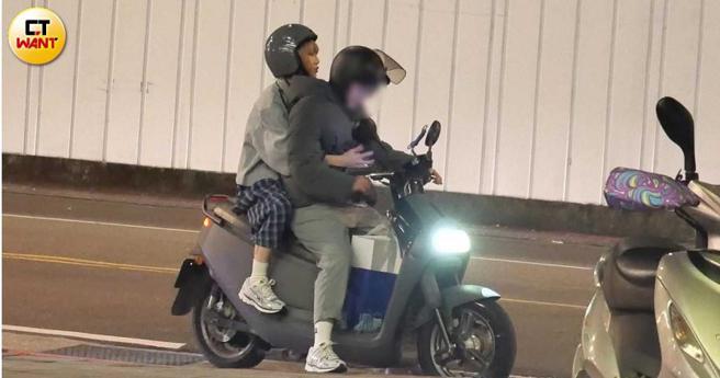 戴上安全帽的两人准备骑车离开，玛丽在后方抱紧紧感觉温暖。（图／本刊摄影组）