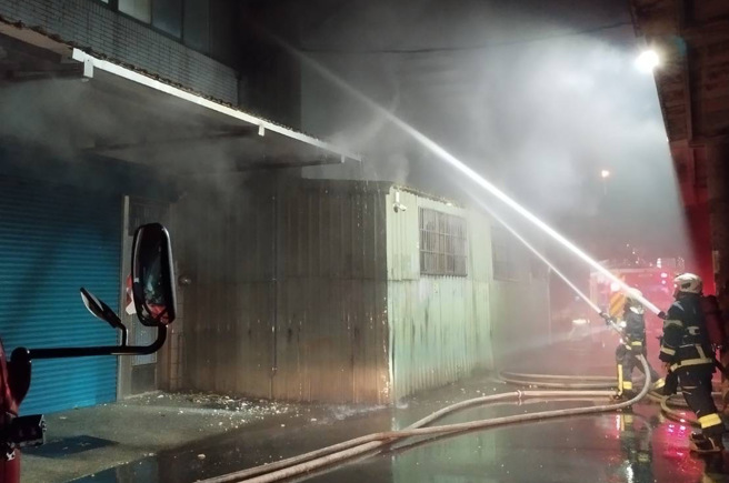 五股鐵皮工廠冒大量黑煙，惡火肆虐全面燃燒。 （翻攝畫面）