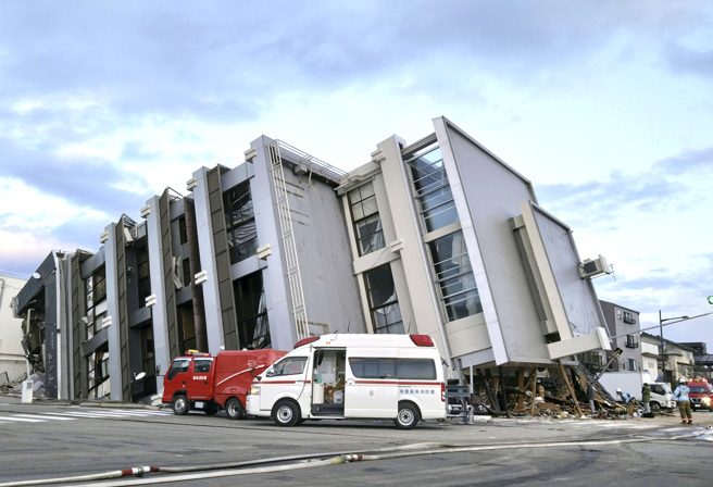 轮岛市一栋大楼在地震后倒塌。（图／美联社）