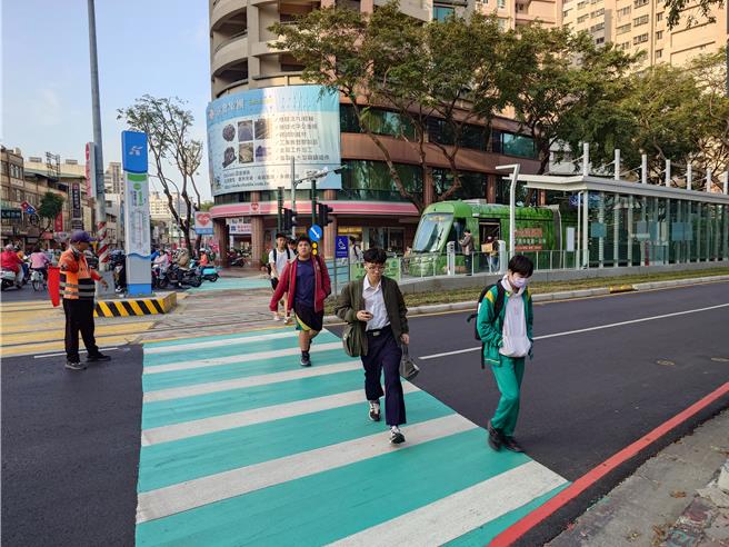 轻轨高雄高工站有不少学生下车，学生第一次体验用轻轨上学，直呼「很舒服」。（任义宇摄）