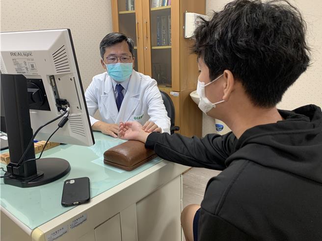 门诺医院中医科主任杨成湛（左）建议考生可利用中医调理搭配穴位保健，有助补气提神、醒脑开窍并提高注意力，同时还能缓解压力帮助睡眠。（门诺医院提供／罗亦晽花莲传真）